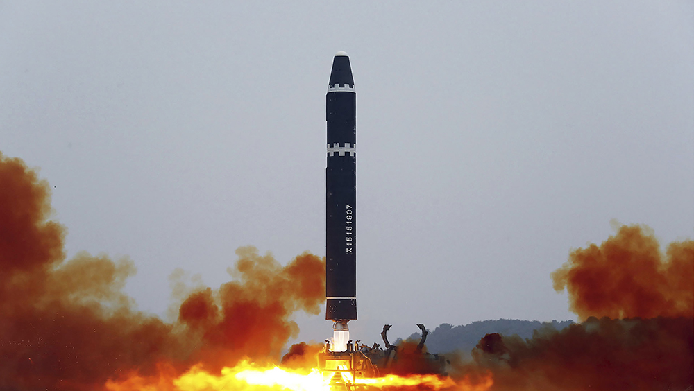 南韩指20日北韩向韩半岛东部海域发射型号不明的弹道导弹。AP