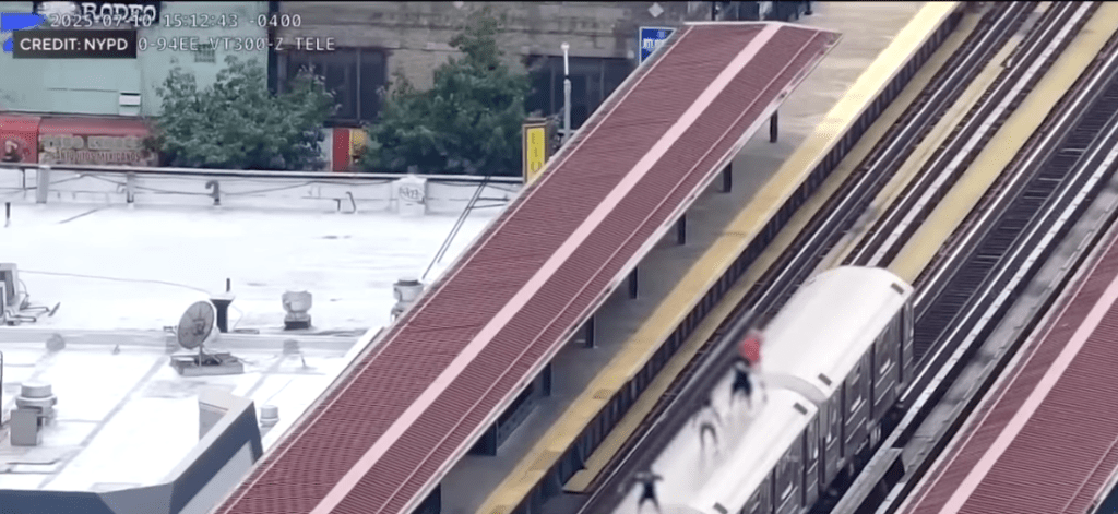 紐約警方去年啟動無人機監察計劃，實施即時空中巡邏，協助攔阻地鐵衝浪行為。CBS NEWS新聞畫面截圖