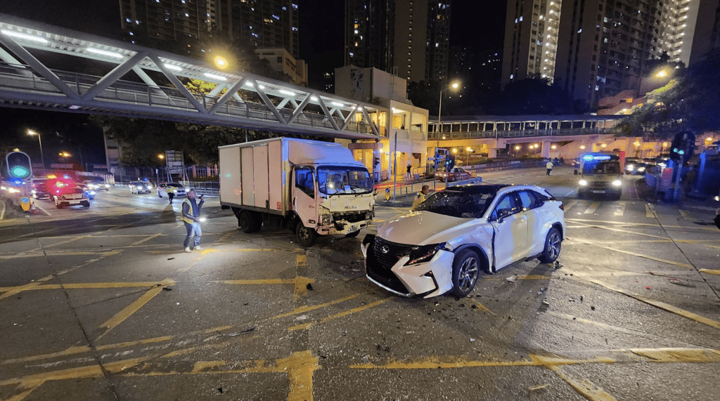 黑色私家車先被拖走。黎志偉攝