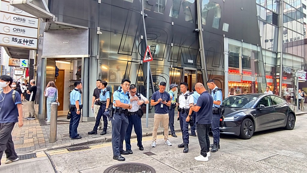 大批警員在場調查。黃文威攝 大批警員在場調查。黃文威攝