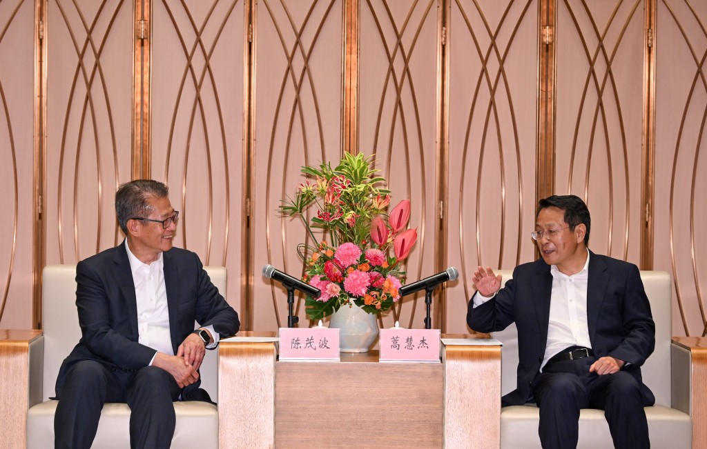 陳茂波（左）拜會西安市委書記蒿慧杰（右）。