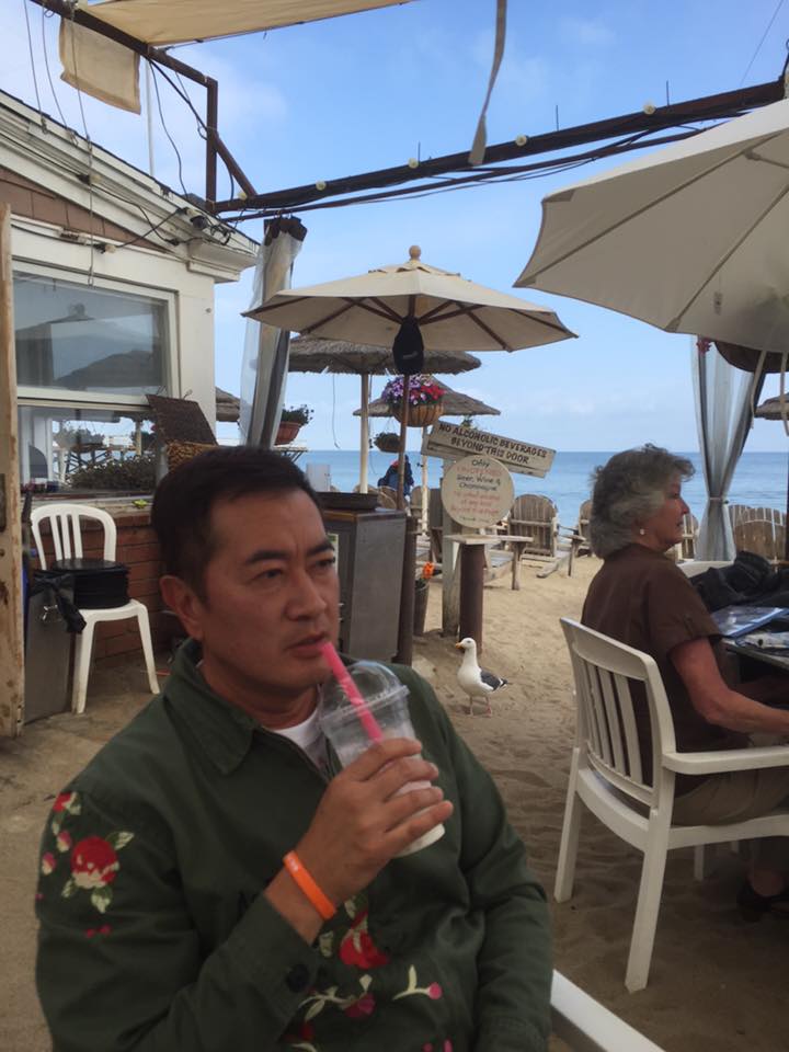 鄧梓峰在美國四處拍照,昨日飲飲食食。