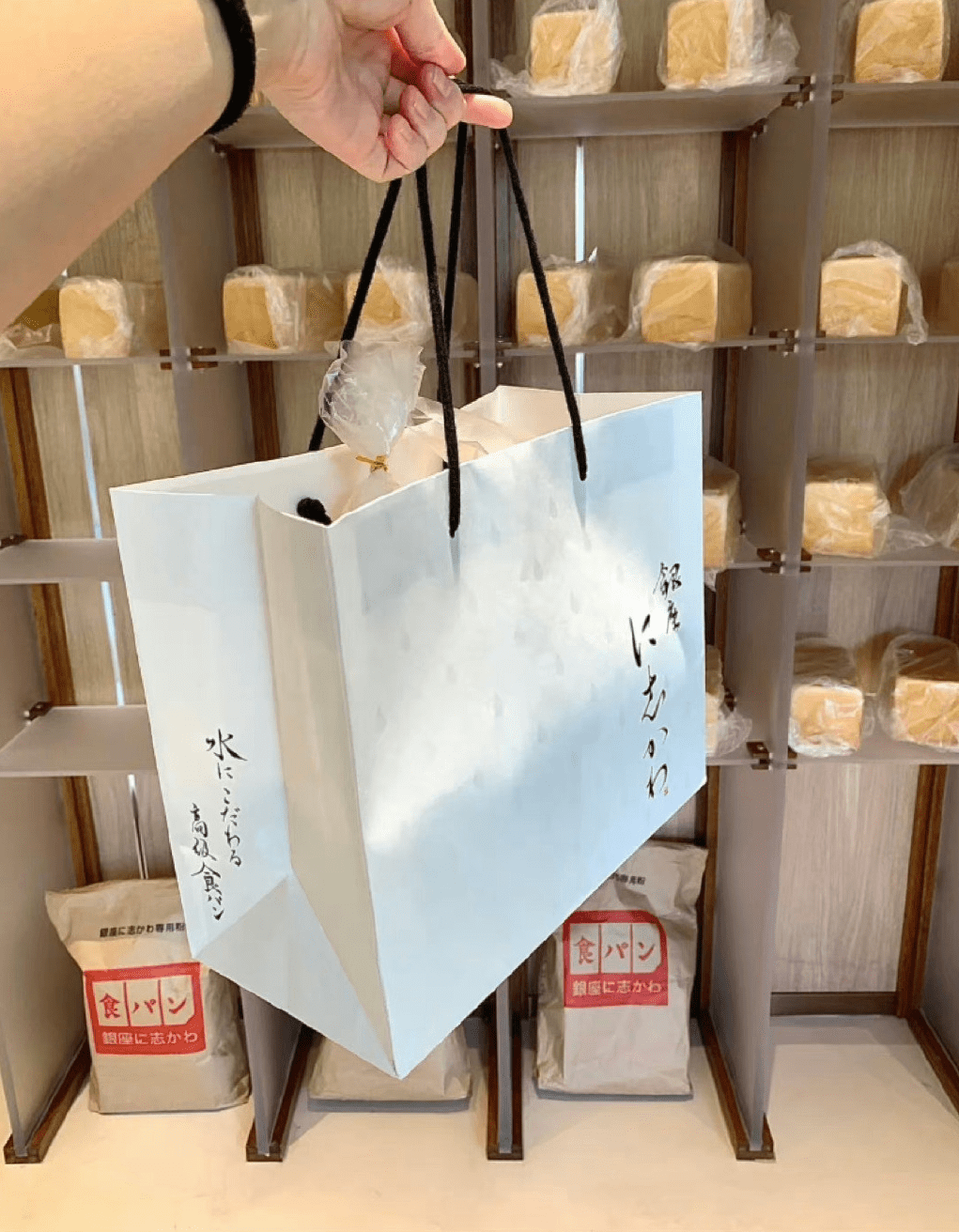 该店为上海新开业的面包店，卖的是号称日本排名第二的面包。