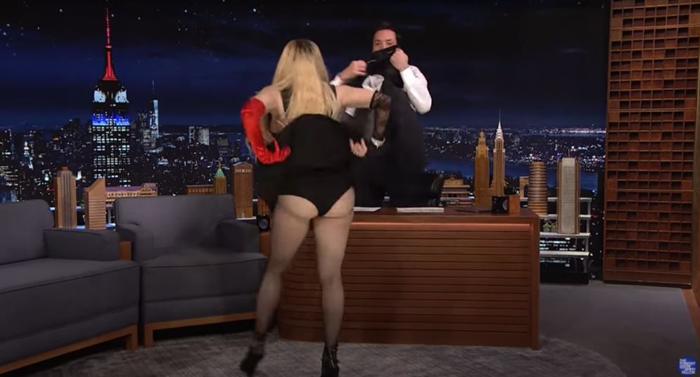 娜姐索性揭起短裙露黑底。