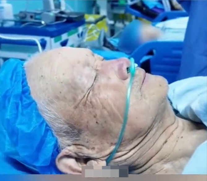重庆86岁爷爷捐肾救尿毒症孙子，直言无畏生死「能救他就可以 」。密度新闻