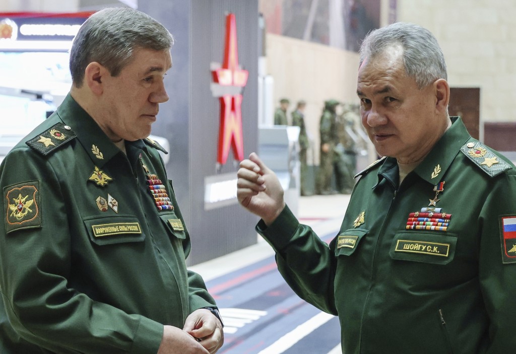 绍伊古（右）遭撤换，总参谋长格拉西莫夫（左）留任。美联社