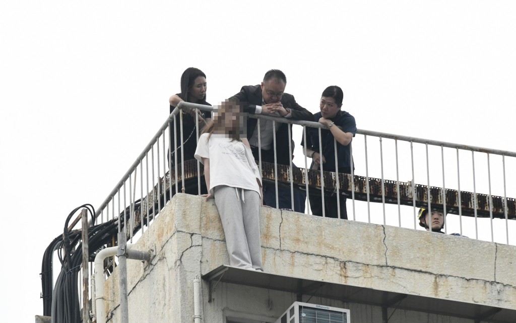 警方談判專家到場進行游說。