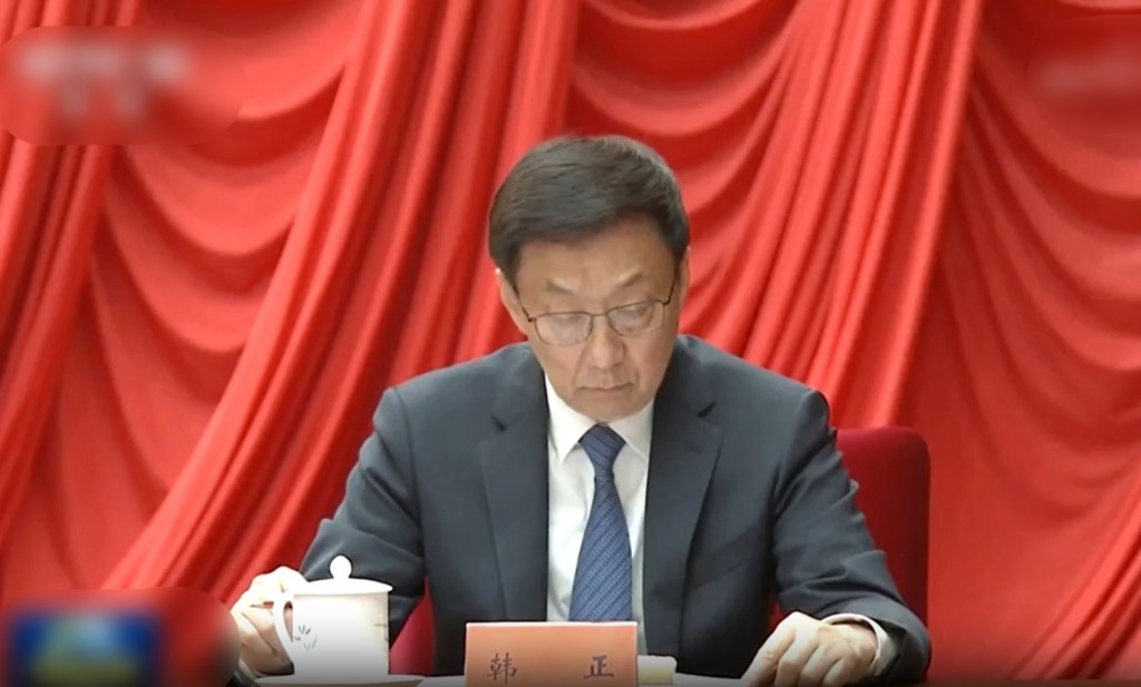 國家副主席韓正在主席台就坐。