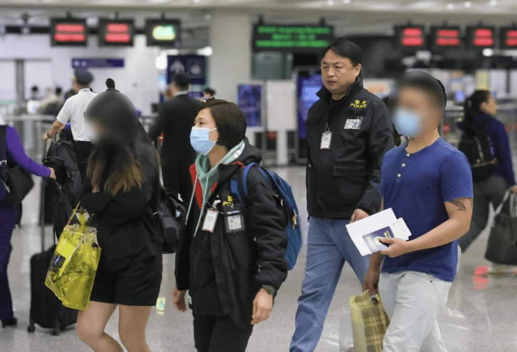 平安返港5港人由保安局人員陪同步出機場。保安局fb 平安返港5港人由保安局人員陪同步出機場。保安局fb