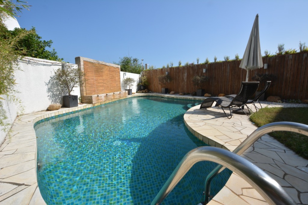 屋外為1200方呎花園，並附設私家泳池。