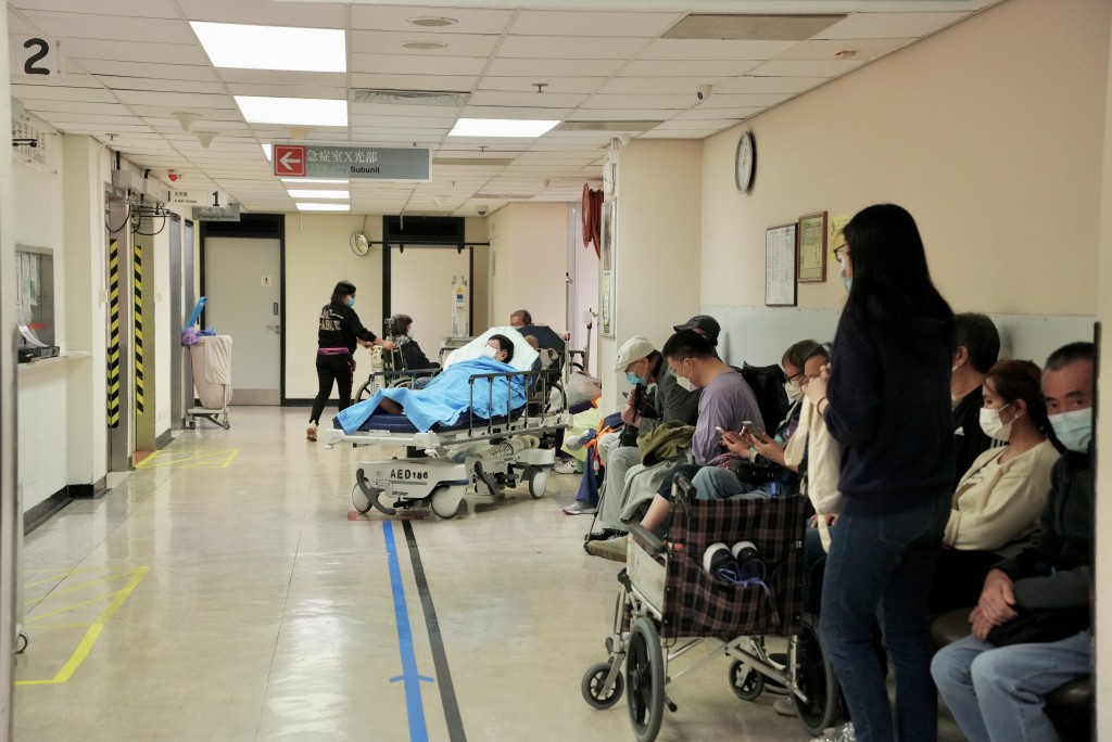 公立醫院急症室爆滿，大批病人輪候睇症。(資料圖片)