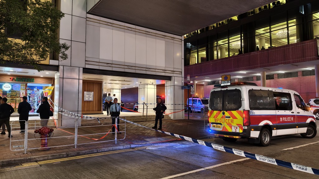 大批警員在場蒐證。