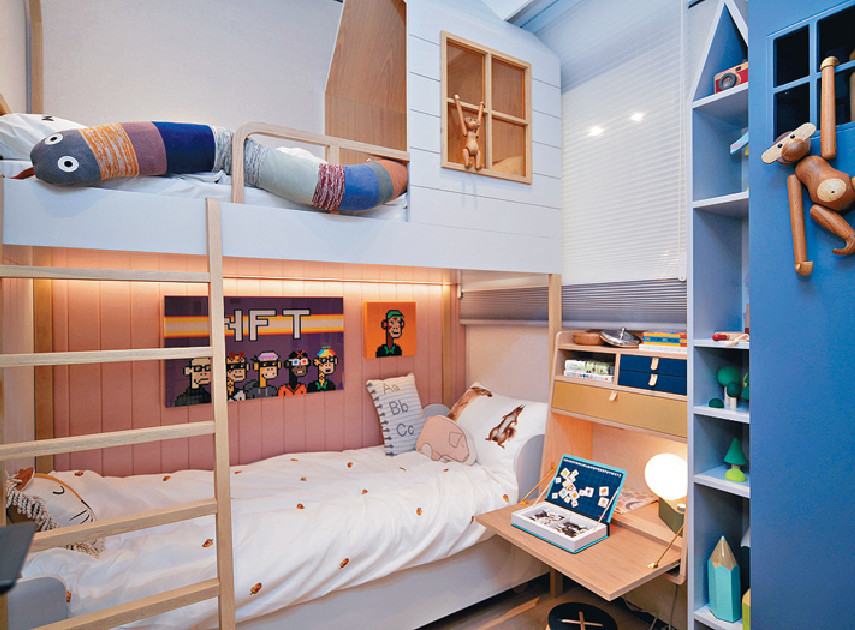 ■睡房空間方正實用，擺放雙層牀及工作桌外，亦添置不少玩偶，更顯童趣。