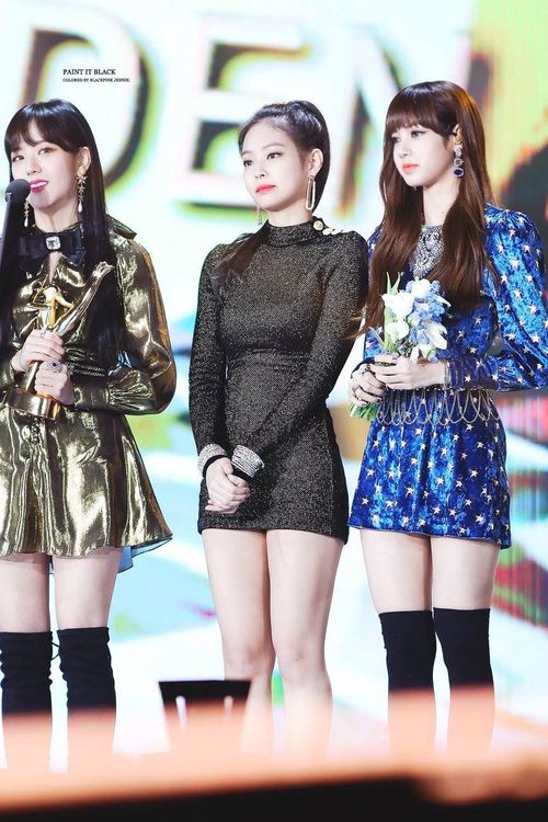 Jennie一身超貼身的金蔥連身裙。