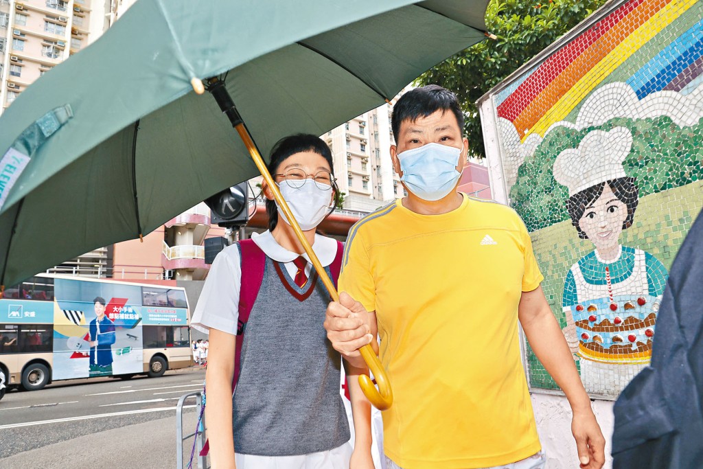 炎明熹心情勁好，露出一雙滿帶笑意的腰果眼。　　