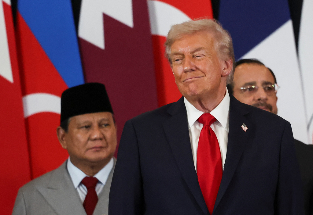 美國總統特朗普與印尼總統普拉博沃(Prabowo Subianto)近日在埃及出席加沙和平峰會期間,私下的一段對話,因講台上的咪高峰未關閉而意外曝光。美聯社 美國總統特朗普與印尼總統普拉博沃(Prabowo Subianto)近日在埃及出席加沙和平峰會期間,私下的一段對話,因講台上的咪高峰未關閉而意外曝光。美聯社