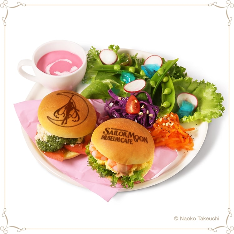 漢堡包餐中，除這次展覽logo外，連沙律亦用上五戰士的主題顏色，粉紅色餐湯亦是心思之作，1,850日圓。