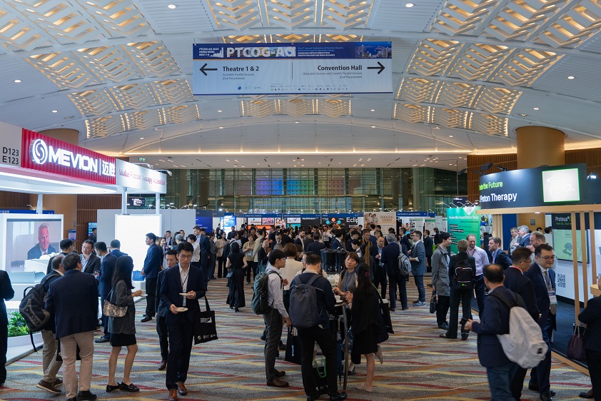 第五屆「亞洲-大洋洲粒子治療合作組年會」（PTCOG-AO年會）於2025年11月7日至9日假座香港會議展覽中心及養和質子治療中心舉行，這項首次於香港舉行的重量級質子治療國際學術會議，匯聚全球逾30位世界級粒子治療專家，吸引來自16個國家及地區近600名與會者， 獲逾60家來自國際、區域及本地的機構及參展商鼎力支持，包括香港旅遊發展局、投資推廣署等，充分體現社會各界攜手推動醫療科技發展的決心。 