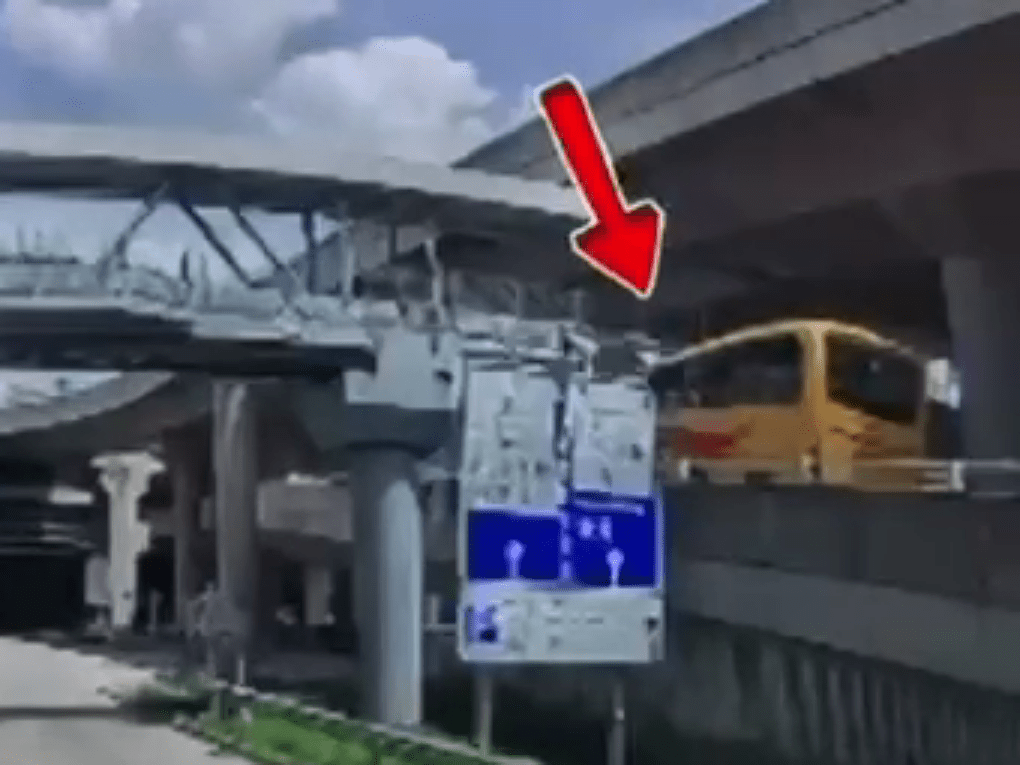 旅遊巴直撞橋底。FB：香港突發事故報料區2.0