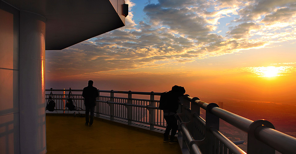 廣州塔戶外觀景平台位於廣州塔天線桅杆488米高處，2012年至2014年曾登上健力士世界紀錄「最高觀景平台」，可以三百六十度俯瞰羊城全景。