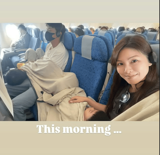 黎諾懿老婆李潔瑩近日分享了一家四口，乘搭經濟艙的照片，網民大讚生活貼地。