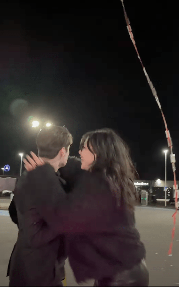 女方見狀驚喜萬分，隨即轉身緊抱男友，兩人沉浸在甜蜜氣氛中。