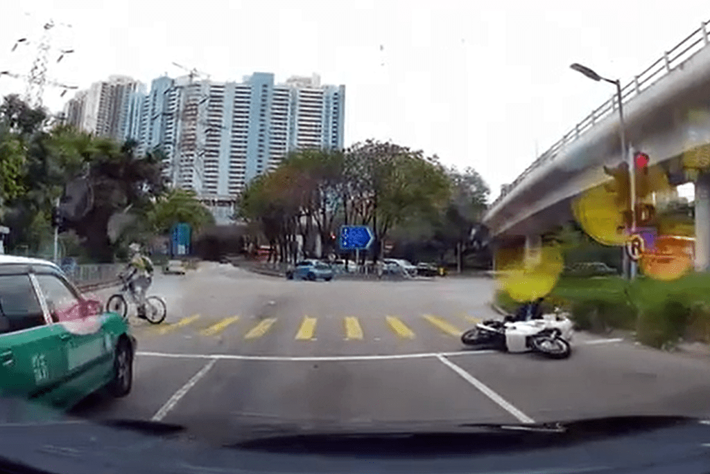 尾随电单车失控翻侧。fb：车cam L（香港群组）