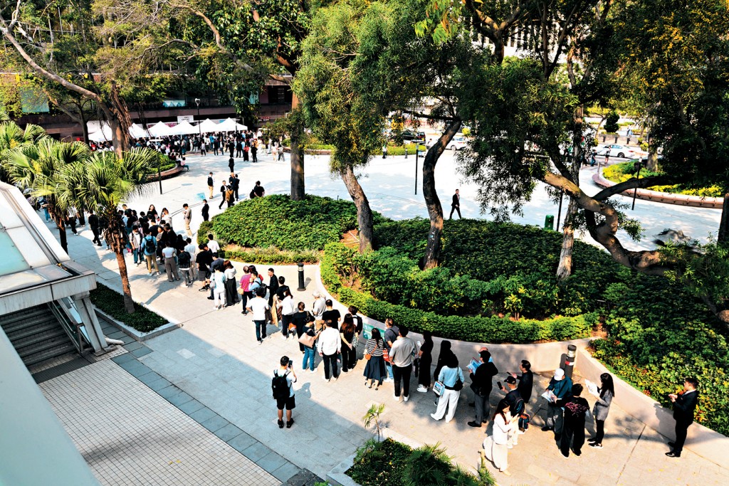 海瑅灣I昨日買樓人龍延伸至商場外，情況為近年罕見。