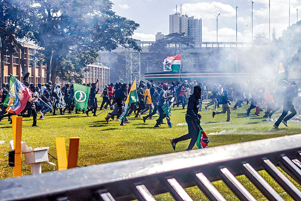 肯尼亚首都内罗毕周二有大批示威者闯入国会。