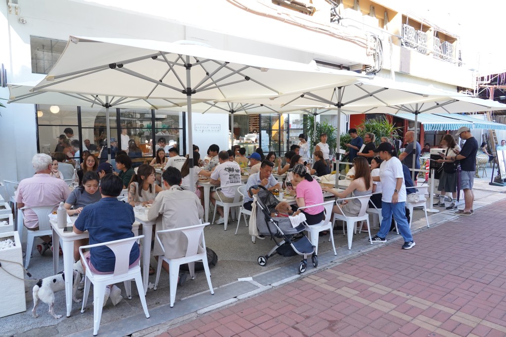 黃傑龍預計Airside商場、西九、赤柱、西貢等郊外區份的休閒式咖啡店、西餐廳申請會較踴躍。