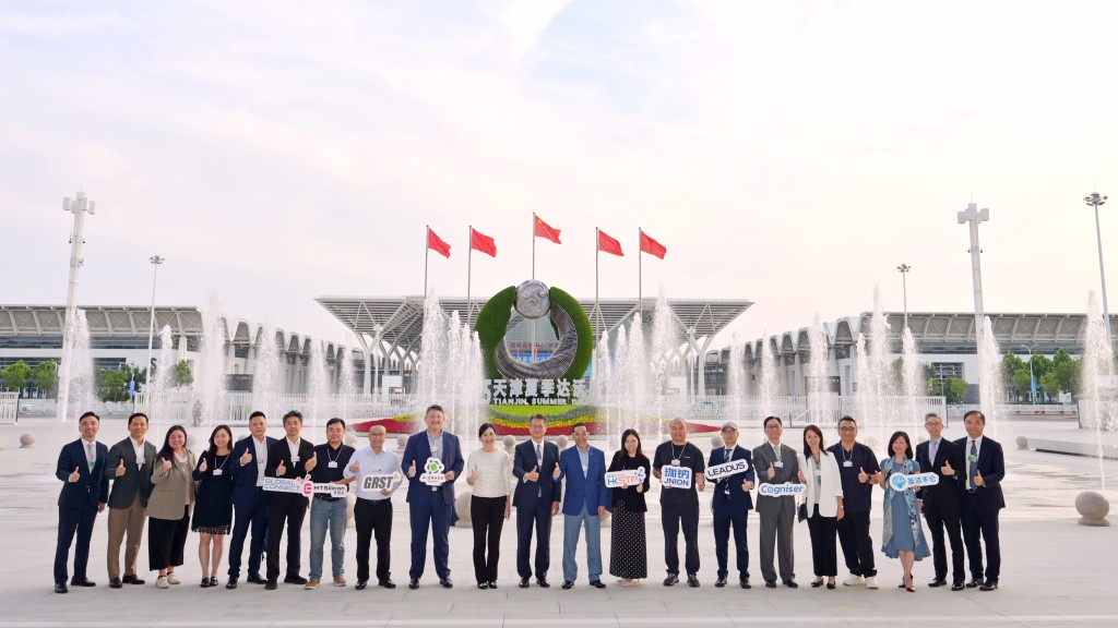 香港科技園公司帶領11間園區創新科技企業，參加由財政司司長陳茂波（中）率領的代表團訪問天津，參與世界經濟論壇2025年新領軍者年會。