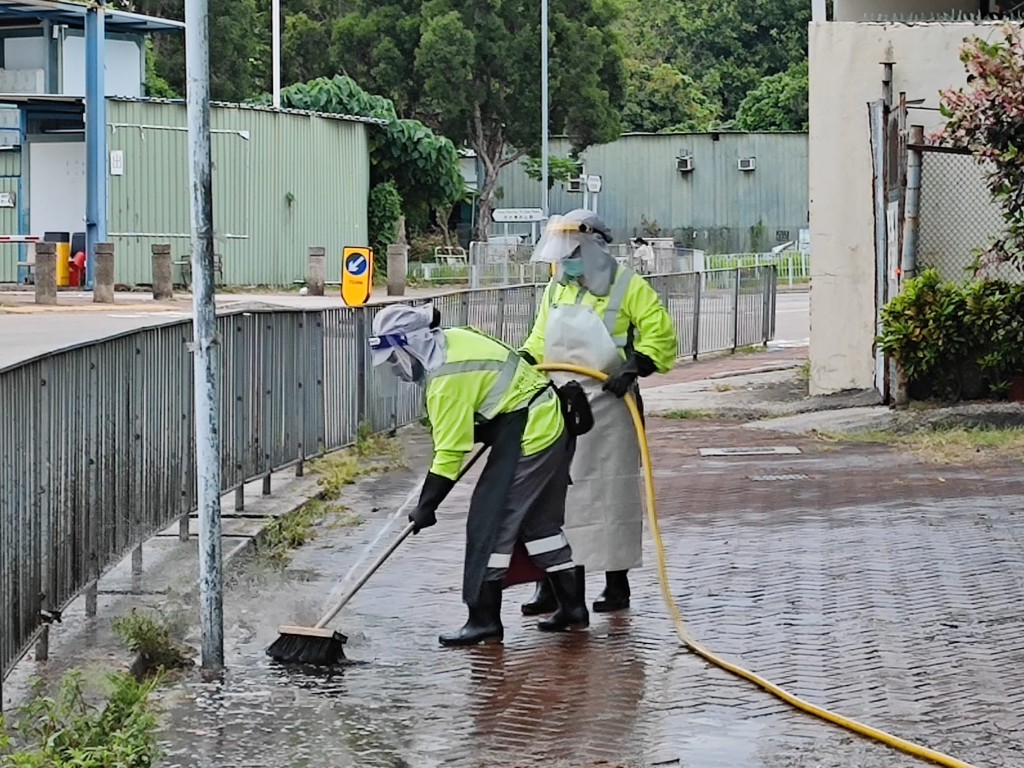 清潔工人在田廈路消毒。