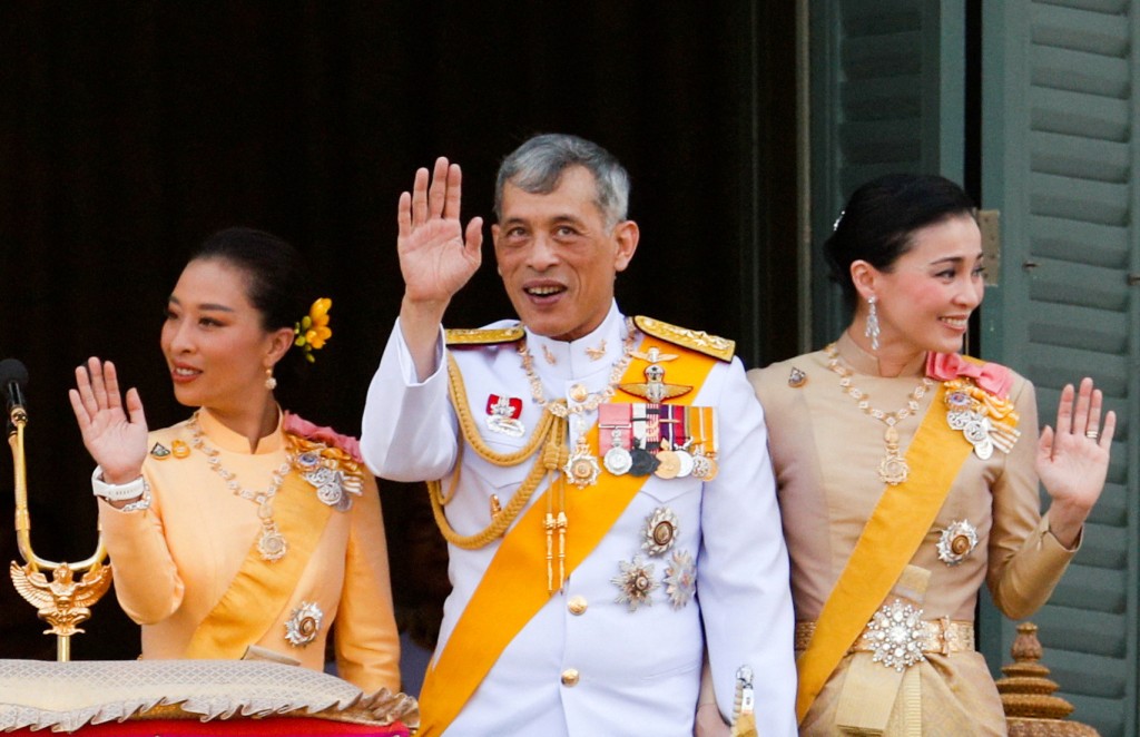 泰皇哇集拉隆功(中)；帕差拉吉帝雅帕公主(左)。REUTERS