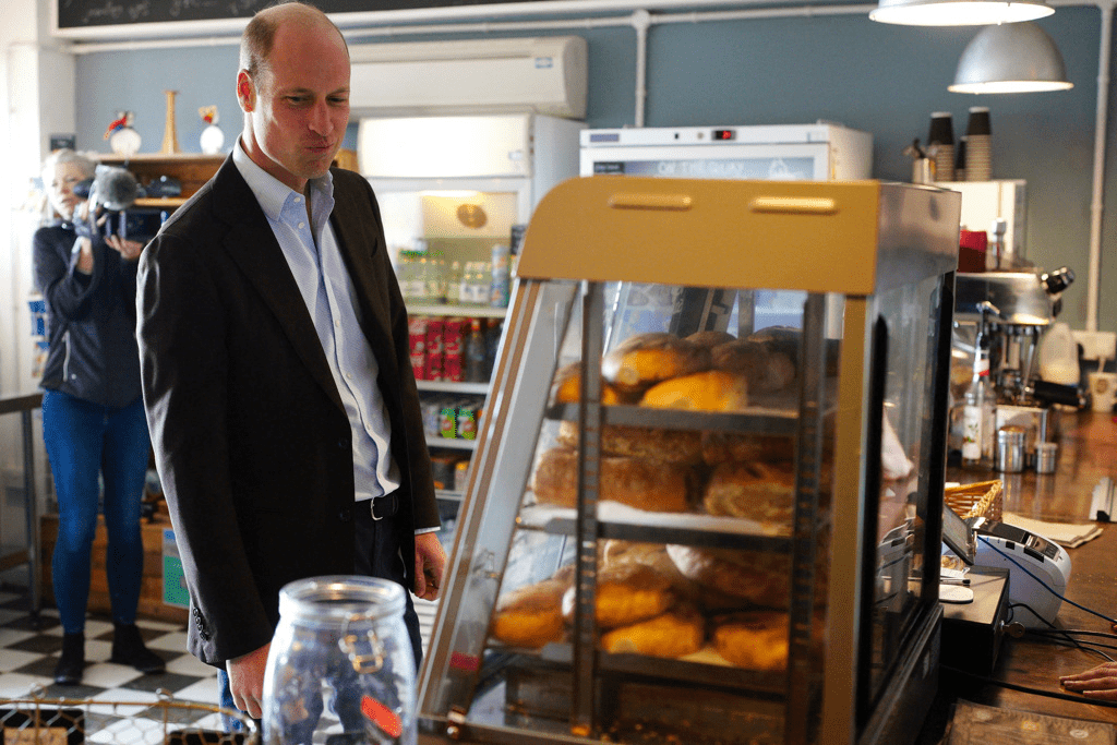 英皇储威廉王子造访康瓦耳郡夕利群岛的圣玛丽港，在咖啡馆买康瓦耳著名的传统美食咸味馅饼。 路透社