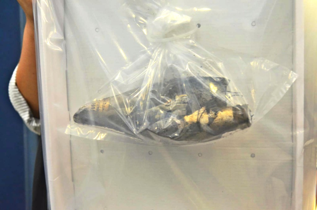 警方展示涉案玻璃樽。