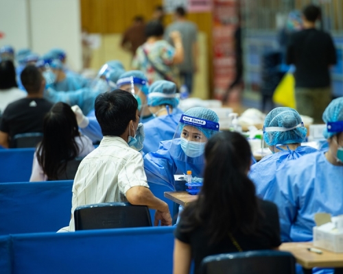 市民在澳門關閘工人體育館接受核酸檢測。新華社