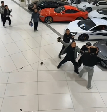 粉丝10万订金买法拉利疑被吞，维权网红介入被车行职员围殴。