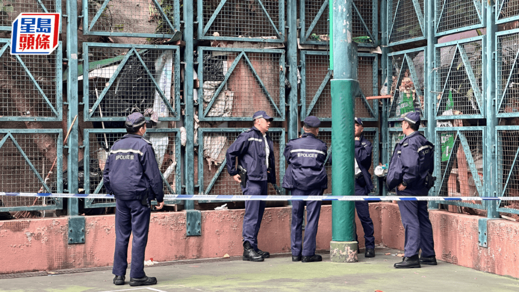 男子在籃球場上吊，警員封鎖現場調查。梁國峰攝