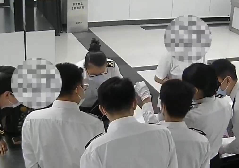 4名旅客經羅湖口岸北上，被揭偷運72隻虎紋鈍口螈。海關發布