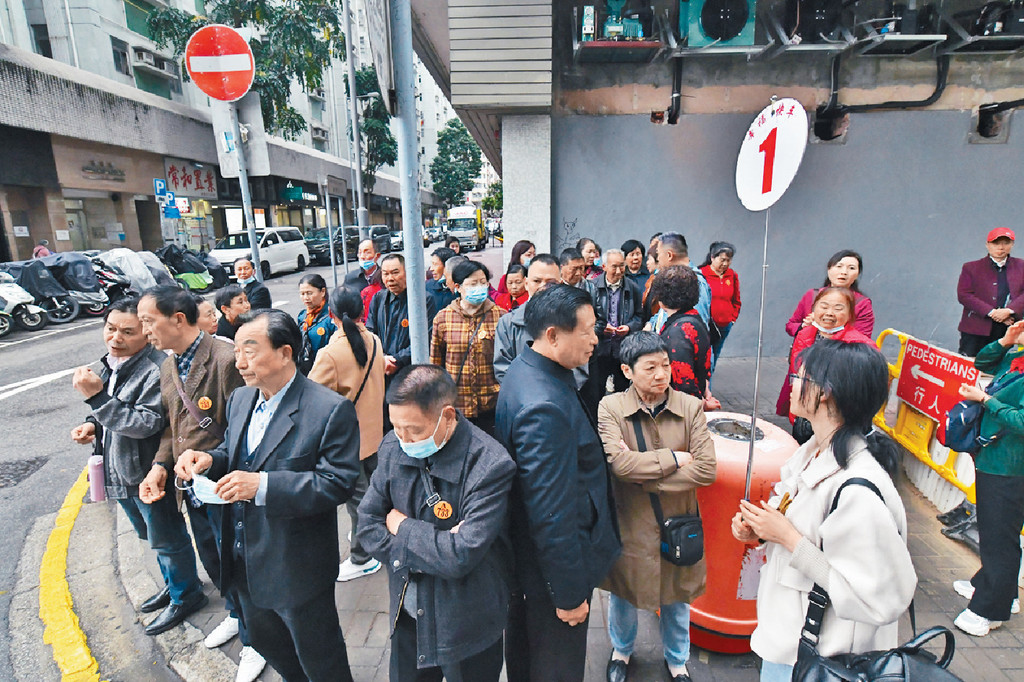 ■內地客經常站滿整條行人路。