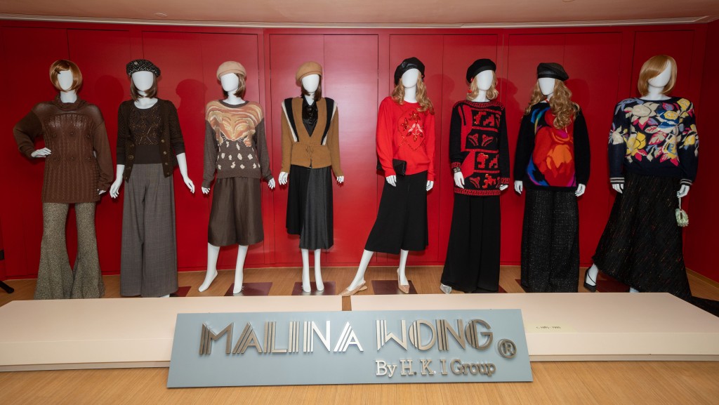 蘇媛 –《香江織造》回顧香港紡織歲月｜展出香江國際集團最引以為傲的成果Malina Wong系列時裝。(圖：一新美術館)