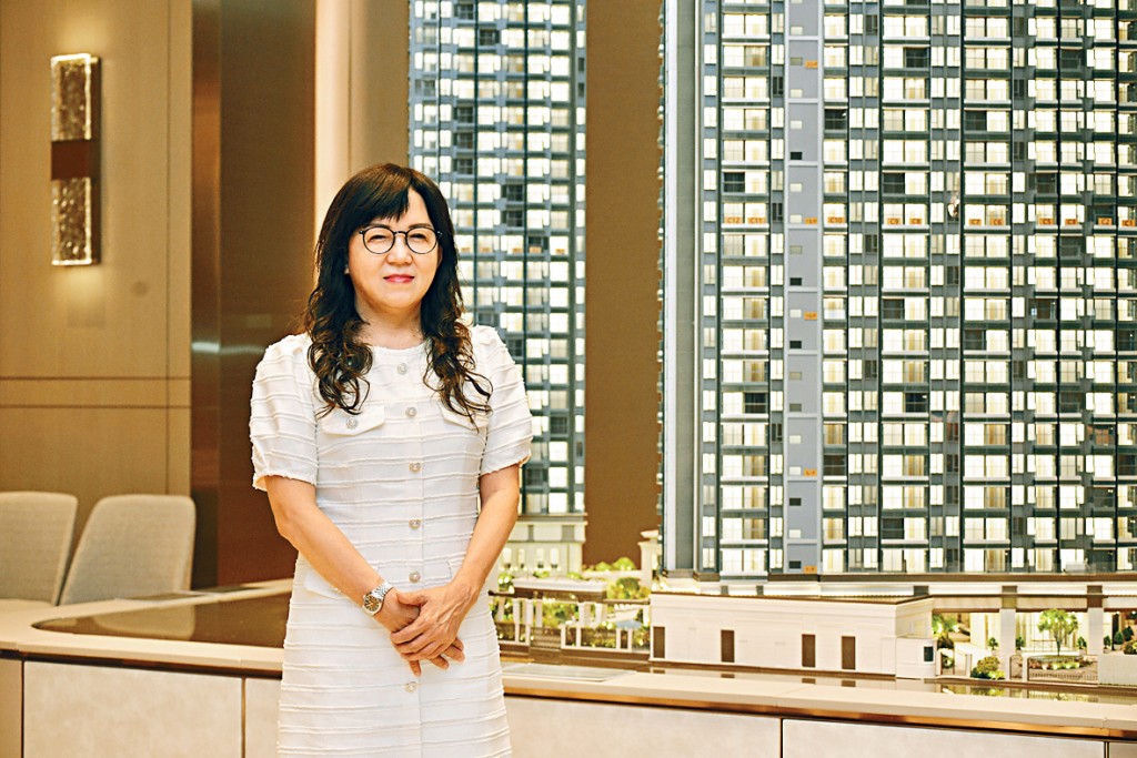 九龍建業陳淑芳表示,預期加息步伐將放緩,政府吸引人才措施漸見效,展望明年樓市波幅約5%。