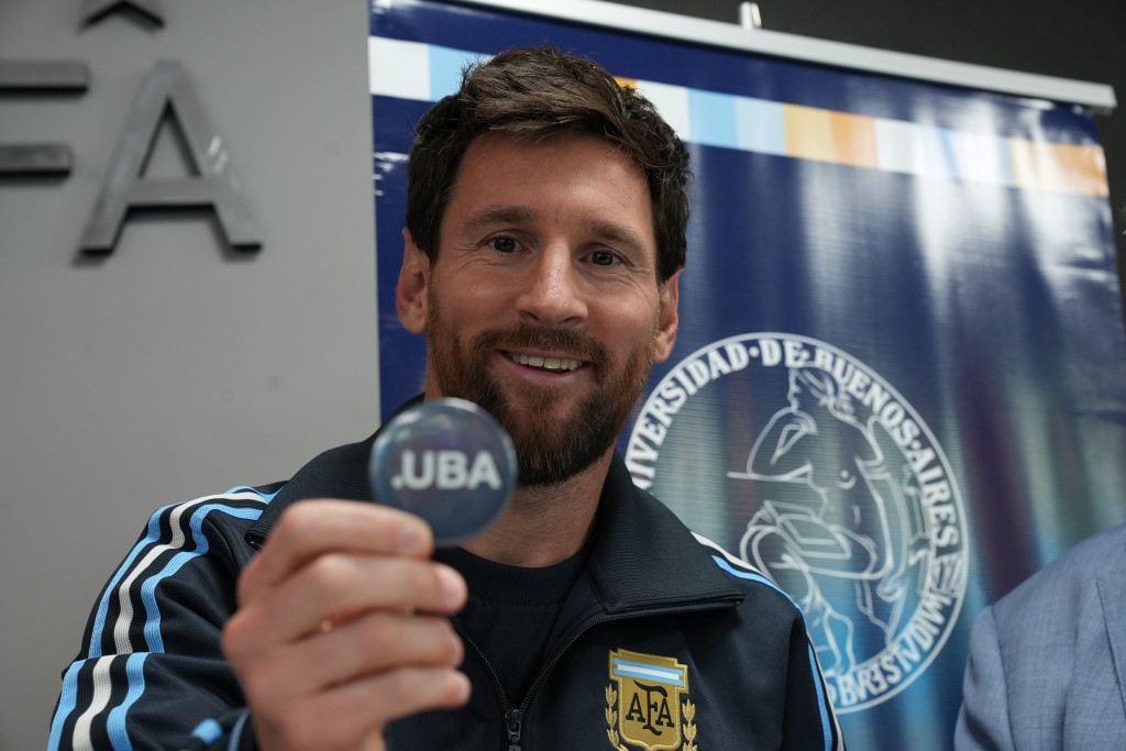 美斯成为“Dr. Messi”。X图片