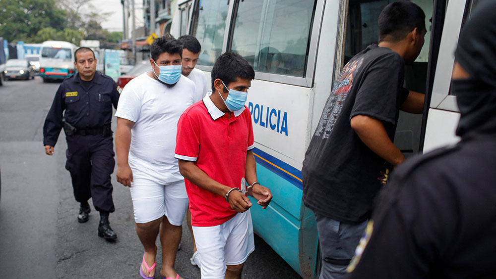 薩爾瓦多施行緊急狀態三天後，拘捕2000多名黑幫成員。AP圖