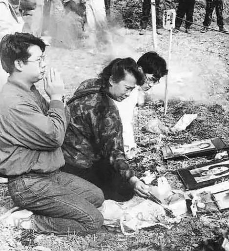 桂林空難的死者家屬只能在現場拜祭,未能領回遺體。網圖 桂林空難的死者家屬只能在現場拜祭,未能領回遺體。網圖