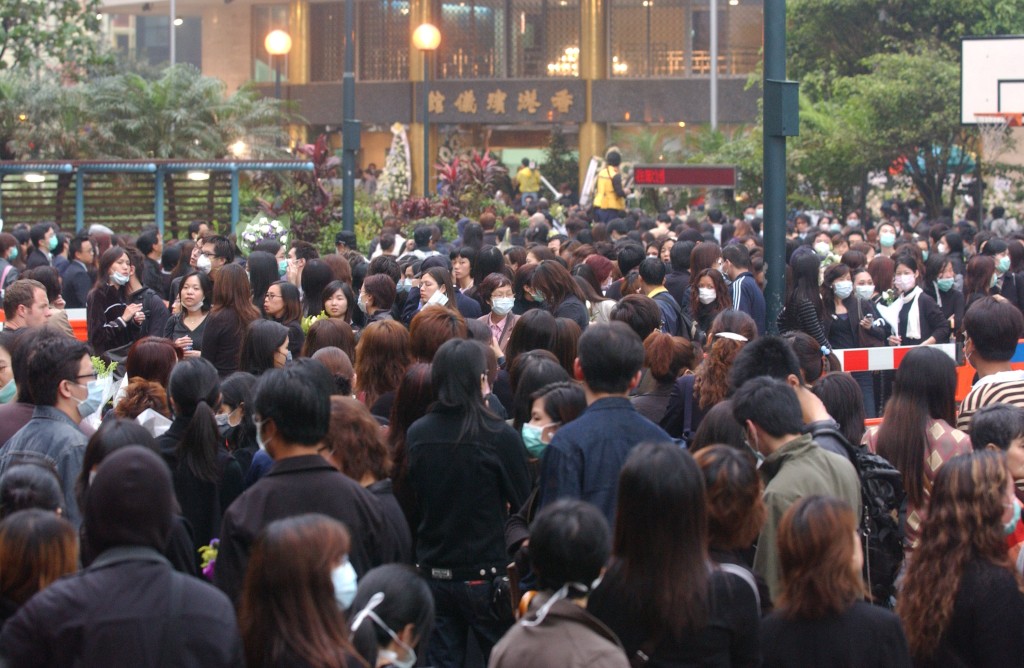 大批歌迷在球場排隊等候進入靈堂致祭。