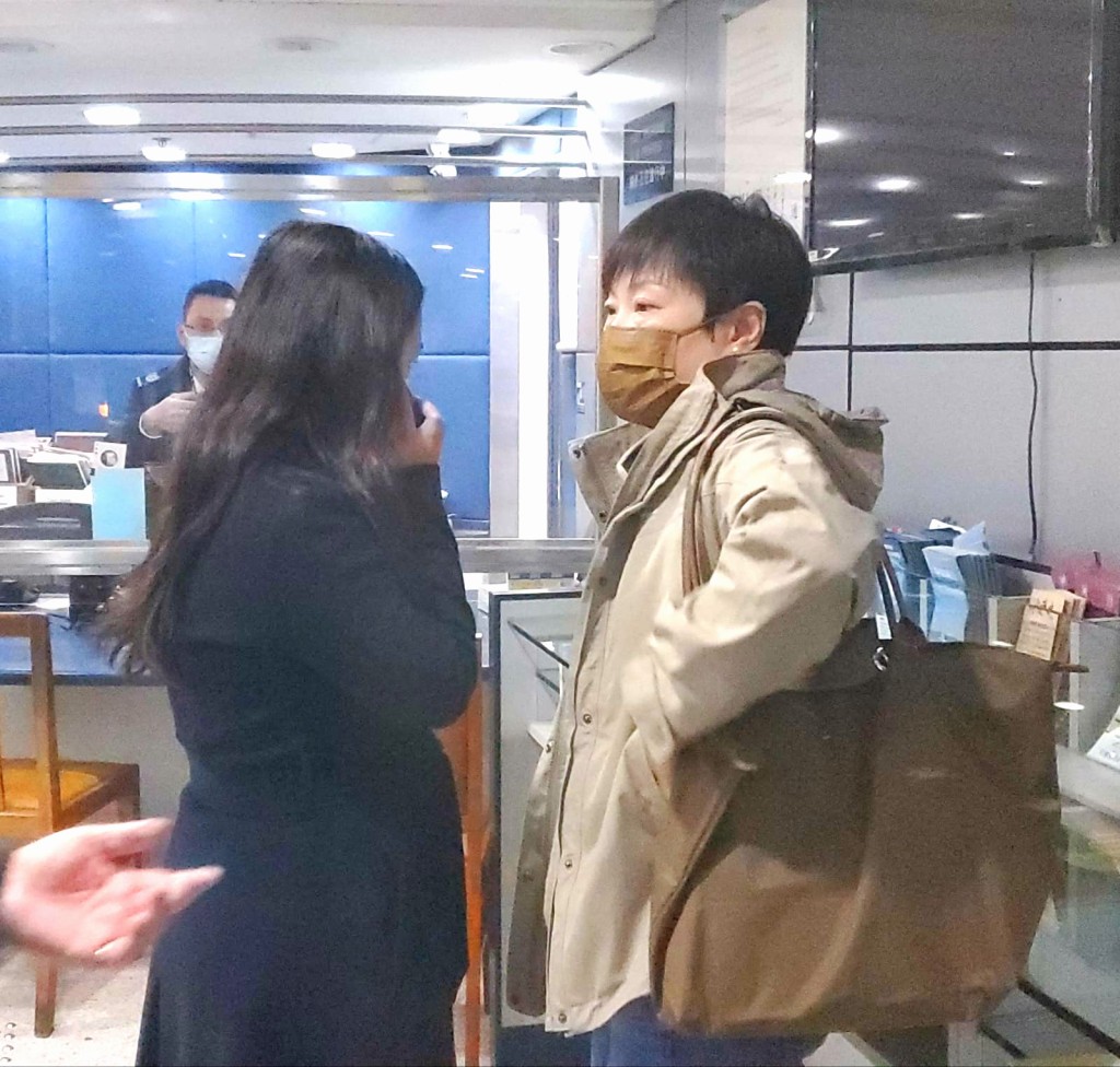 戴耀廷太太到马鞍山警署后离开。