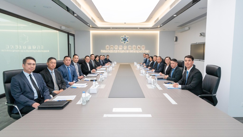 香港海關關長陳子達今日率領代表團出席在澳門舉行的「第三十九次香港海關與澳門海關和澳門經濟及科技發展局業務年會」。政府新聞處圖片 香港海關關長陳子達今日率領代表團出席在澳門舉行的「第三十九次香港海關與澳門海關和澳門經濟及科技發展局業務年會」。政府新聞處圖片