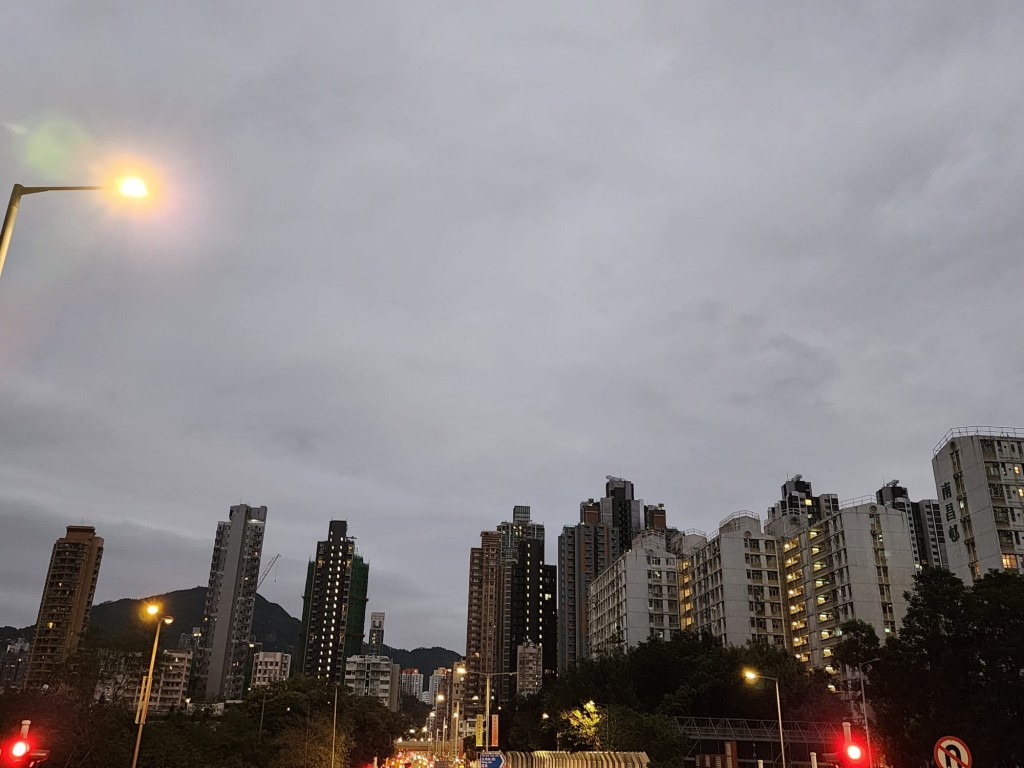 本港地区今日早晚寒冷，初时部分时间多云。黎志伟摄