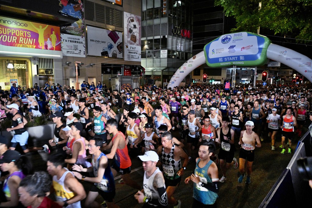 今年初舉辦渣打香港馬拉松報名人數創新高,約12萬人報名。 今年初舉辦渣打香港馬拉松報名人數創新高,約12萬人報名。